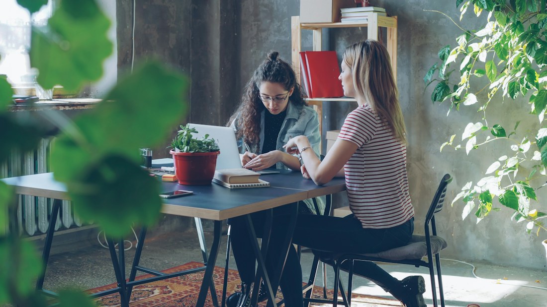 Dos personas compartiendo ideas en un espacio de trabajo